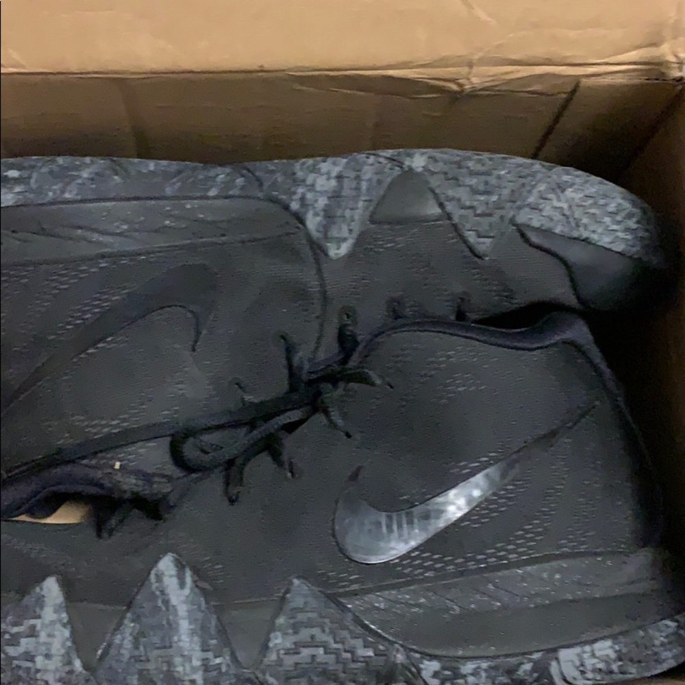 Men’s Kyrie 4